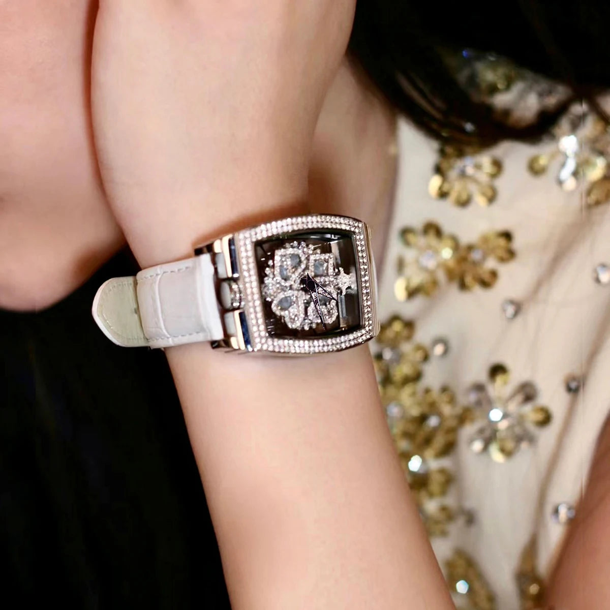 Fashionable Elegant Wine Barrel Shaped Ladies' Watch With Transparent Back & Rhinestone Detail Quartz