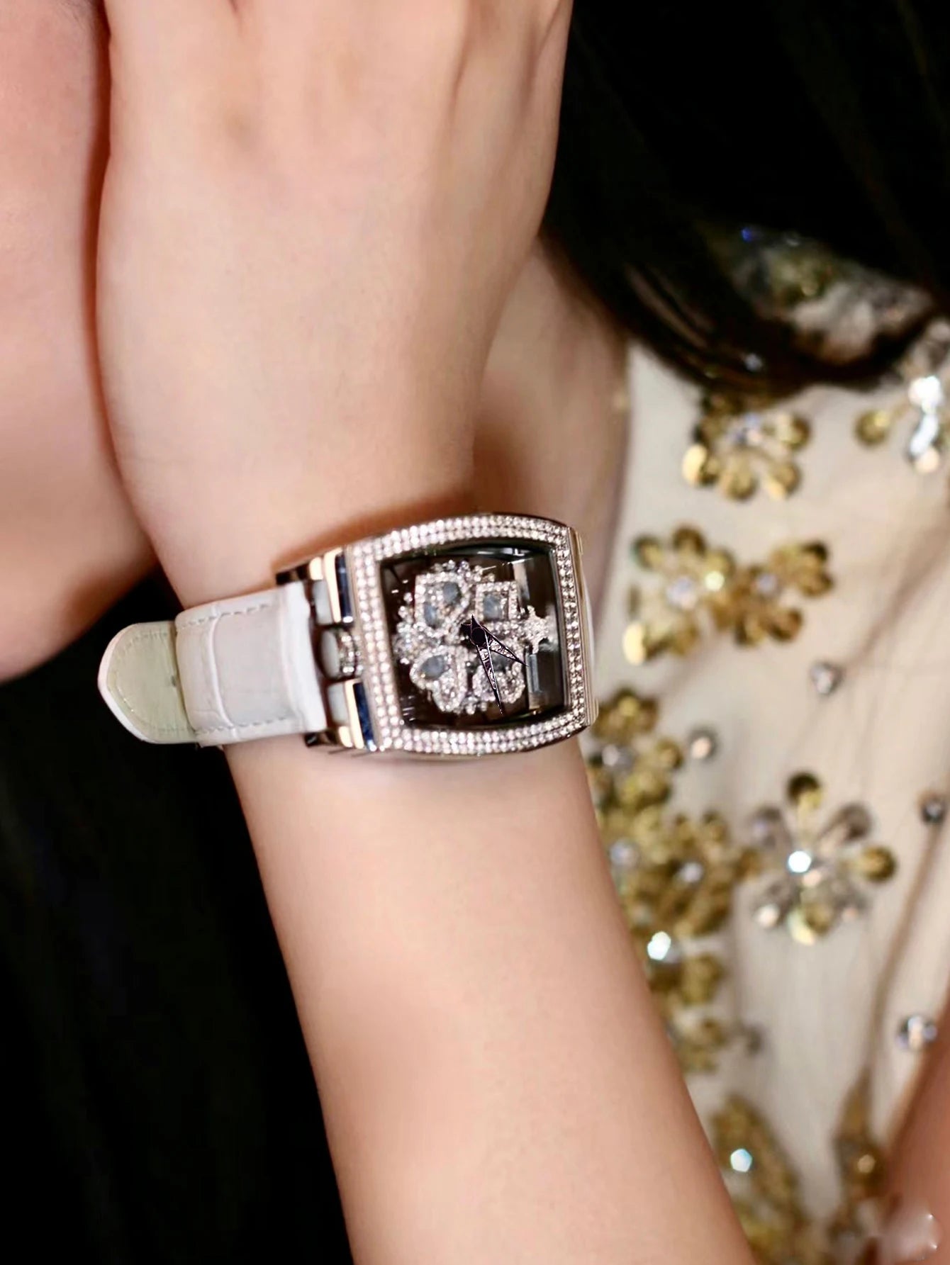 Fashionable Elegant Wine Barrel Shaped Ladies' Watch With Transparent Back & Rhinestone Detail Quartz
